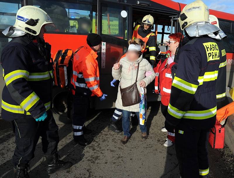 V Kunraticích došlo k dopravní nehodě autobusu MHD a nákladního auta