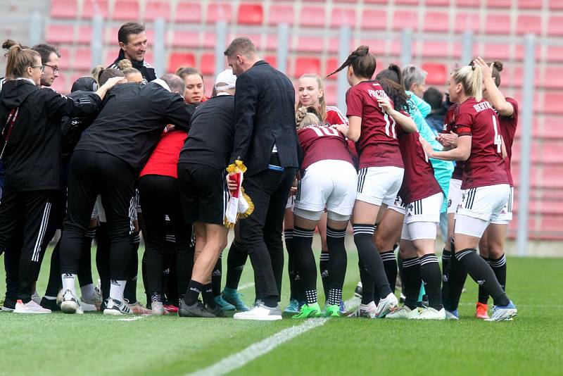 Fotbalové derby žen před zraky 5734 diváků vyhrály sparťanky 1:0.