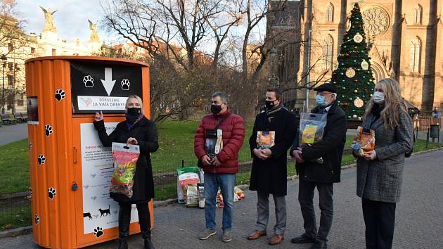 Starostka Prahy 2 Jana Černochová 30. listopadu 2020 slavnostně zahájila charitativní sbírku pro opuštěná zvířata.