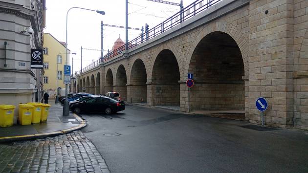Bez oplocení. Oblouky Negrelliho viaduktu po rekonstrukci v ulici Prvního pluku v plné kráse.