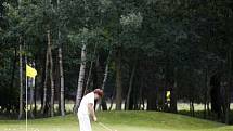 Golfové hřiště akciové společnosti Forest Golf Resort Praha jehož rozšíření bě měla ustoupit část klánovického lesa.