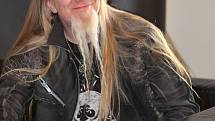 Věčně usměvavý basák Marco Hietala.