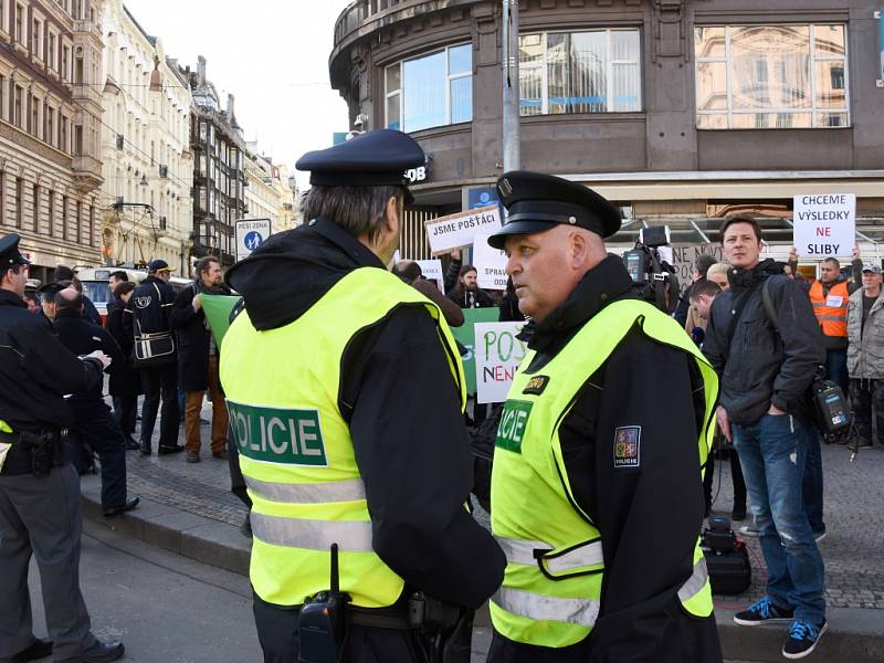 Stop šikaně!Pošta není banka! Takové slogany skandovali v pondělí 22. února 2016 po poledni účastníci demonstrace nespokojených pošťáků pochodující centrem Prahy. Stěžovali si na přetěžování a plnění úkolů, které s vlastní poštovní činností nesouvisejí.