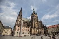 Svatovítská katedrála je jednou z hlavních pražských památek, která do metropole pomáhá lákat miliony turistů.