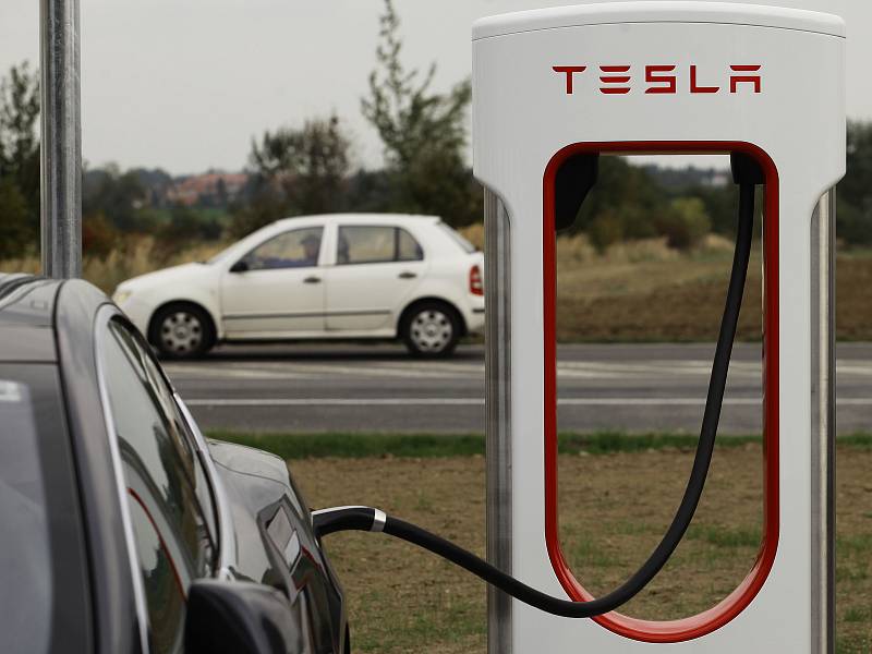 Otevření nové dobíjecí stanice Tesla Supercharger ve Vestci u Prahy.