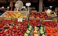 Pražské tržnice - prodej ovoce a zeleniny.