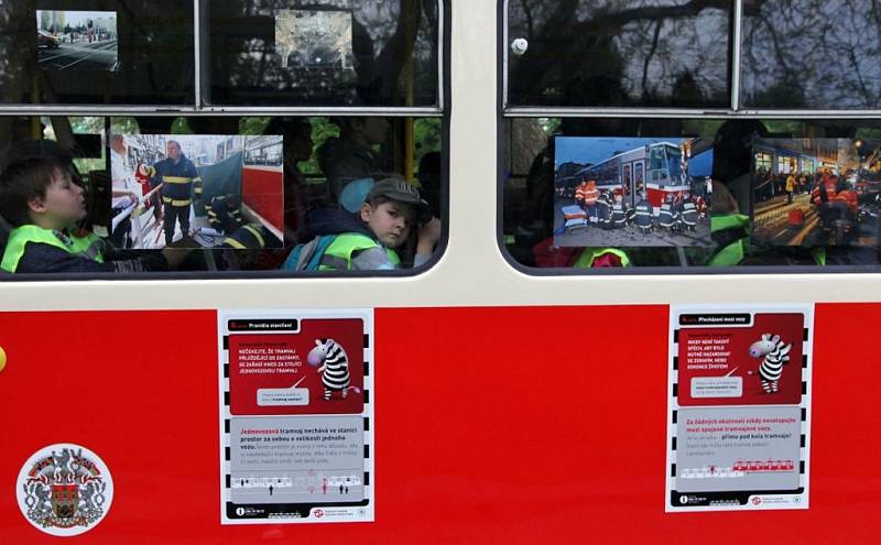 Dopravní podnik a Policie ČR v Praze pokračují v informační kampani s názvem Není cesty zpět, která má upozornit na riziko srážky chodců s tramvají. Řada lidí totiž stále neví, že tramvaj má vždycky přednost – a to i na přechodu pro chodce.