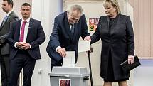 Prezident Miloš Zeman se svou ženou Ivanou volili 12. ledna na pražských Lužinách v prvním kole prezidentských voleb.