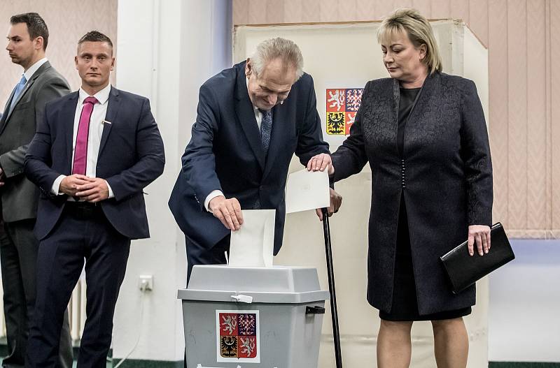 Prezident Miloš Zeman se svou ženou Ivanou volili 12. ledna na pražských Lužinách v prvním kole prezidentských voleb.