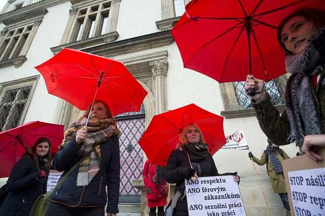 Pochod proti násilí páchaného na lidech poskytujících sexuální služby uspořádal v Praze spolek Rozkoš bez rizika.