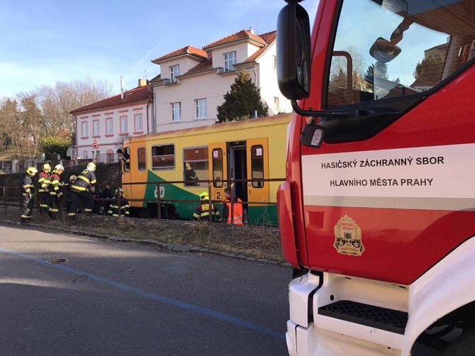 V Praze srazil vlak člověka. Hasiči ve spolupráci s policií evakuovali zhruba 60 cestujících.