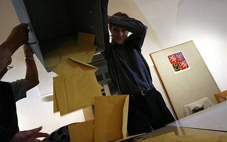 Volební místnosti jsou v Praze již několik hodin uzavřeny, hlasy téměř sečteny.