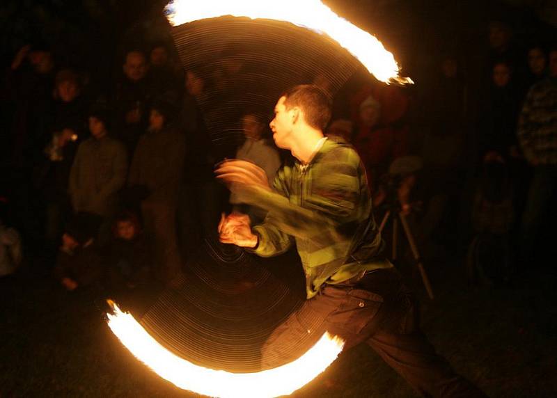 Pražský Žonglérský maraton v pátek v parku Parukářka zahájila Fire show.