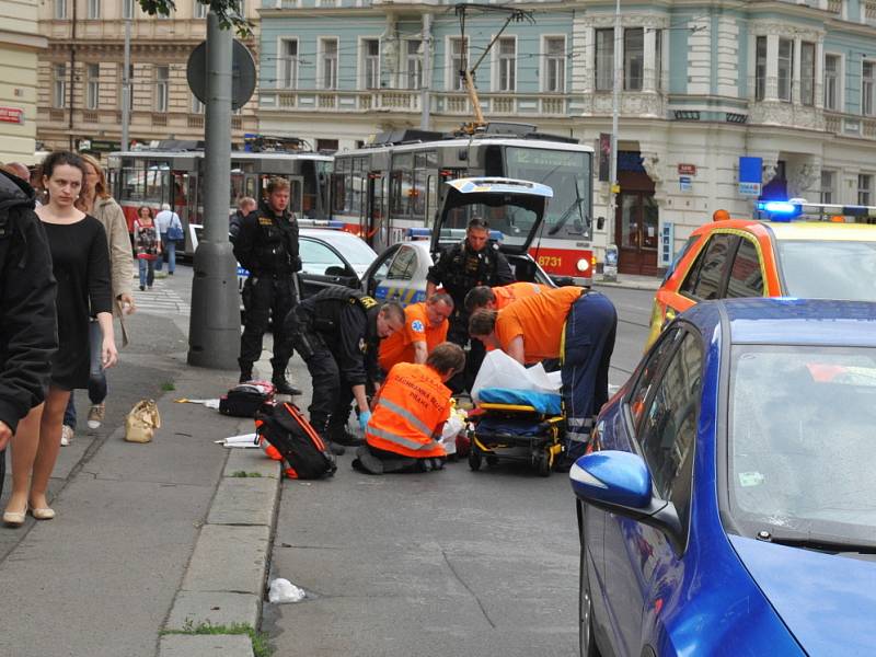 Boj o život člověka sledovaly v pondělí před polednem z bezprostřední blízkosti několika kroků desítky a desítky kolemjdoucích na náměstí Kinských. Dvacet minut po 11. hodině se tam řidička Hondy Civic střetla se 78letou chodkyní přecházející mimo přechod