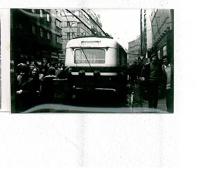 Trolejbusy Škoda a Tatra v pražských ulicích. Únor 1972