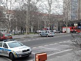 Policie vyklízí budovu VŠE v Praze na Žižkově. Anonym opět hrozí bombou.