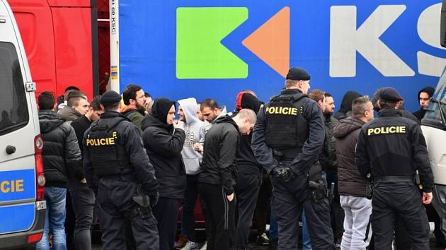 Policie zasahovala proti srbským chuligánům u čerpací stanice na D1.