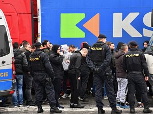 Policie zasahovala proti srbským chuligánům u čerpací stanice na D1.