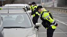 Hned 1. března 2021 kontrolovala policie v Praze dodržování zákazu cestování mezi okresy.