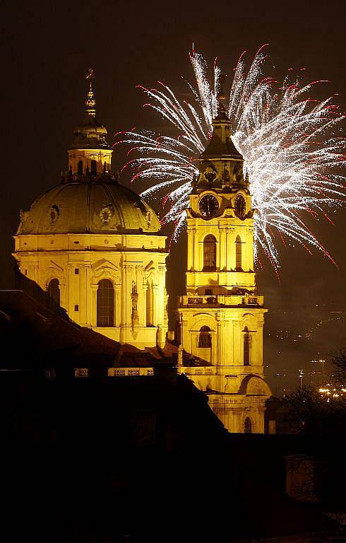 Novoroční ohňostroj ozářil pražské nebe 1. ledna. Na snímku vpopředí chrám sv. Mikuláše.