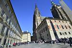 Ve svatovítské katedrále se konala zádušní mše za Karla Gotta, kam mohou jen pozvaní hosté. Fanoušci čekali na třetím nádvoří Pražského hradu.