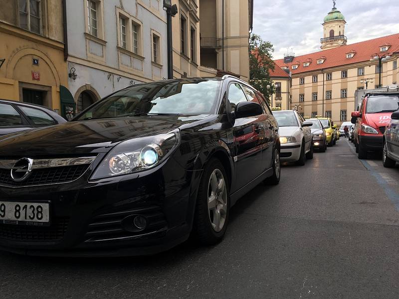 Taxikáři před magistrátem. 