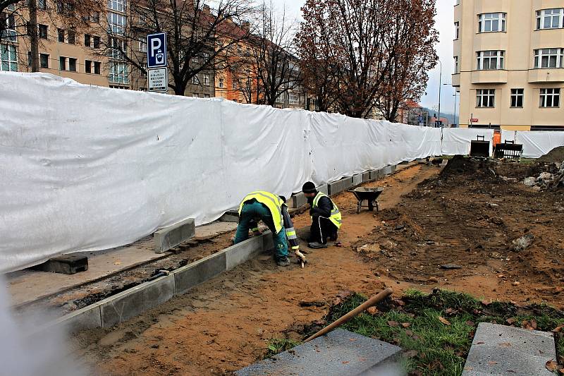 Rok 2020: Na pražském náměstí Interbrigády rozebírají dělníci piedestal pomníku Ivana Stěpanoviče Koněva.