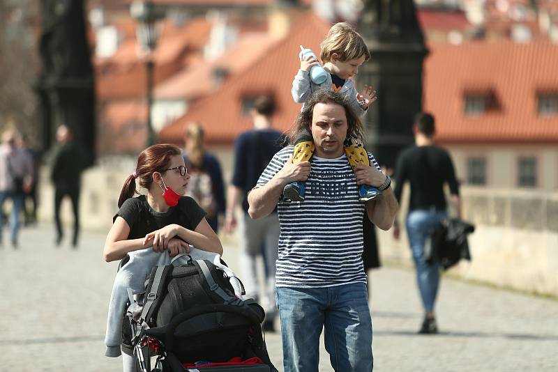 Centrum Prahy v neděli 11. dubna 2021. Lidé často neměli zakryté dýchací cesty respirátorem či alespoň chirurgickou rouškou.