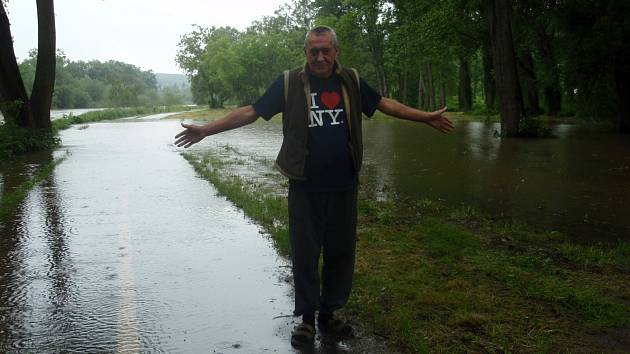 Popisky k foto: A JE TO TADY! Majitel Robert Tscheper jen bezmocně čeká, zda jeheo černošickou chatku řeka Berounka zase pořádně „vykoupe“