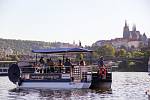 V Praze jezdí po zákazu pivních kol pivní šlapací loď.