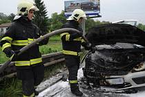 Hasiči zasahují při požáru osobního vozidla