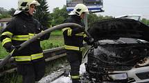 Hasiči zasahují při požáru osobního vozidla
