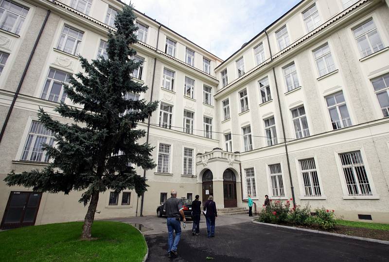 Návštěva gymnázia U Libeňského zámku, kde se chystá oslava 100 let budovy a 105 let školy.