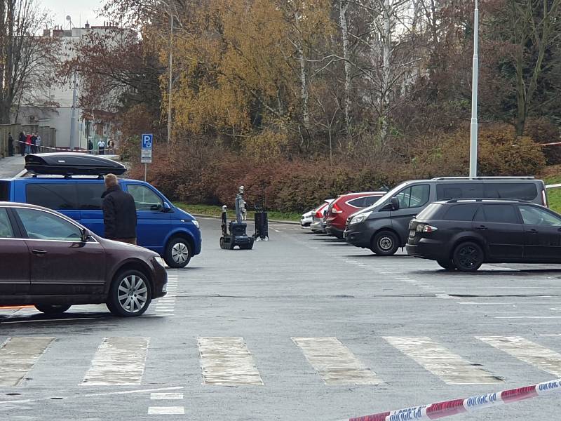 Ze zásahu u oznámení bomby na Fakultě tělesné výchovy a sportu.