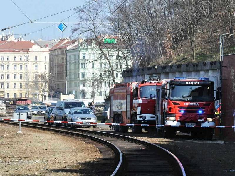 Život prozatím neznámého člověka, patrně bezdomovce, si v pondělí 10. března 2014 dopoledne vyžádal požár zdi u pražského hlavního nádraží - mezi technologickou plochou za kolejemi sedmého nástupiště a Španělskou ulicí.