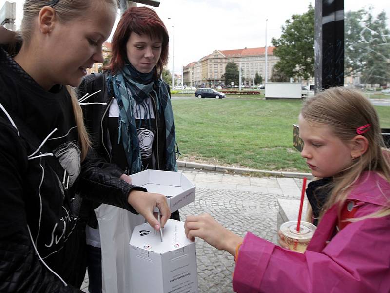 Začala celorepubliková sbírka projektu Světluška na pomoc nevidomým a těžce zrakově postiženým, která potrvá do 11.září.