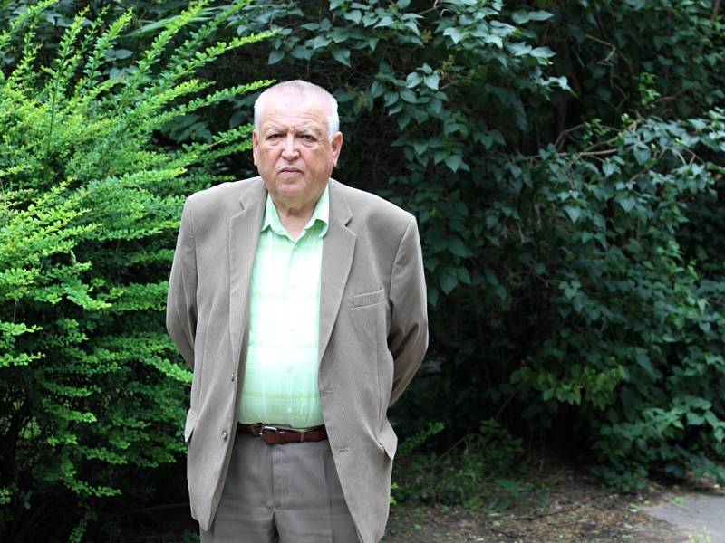 Téměř pětatřicet let už žije třiasedmdesátiletý František Brabec na Střížkově, kde v sedmdesátých a osmdesátých letech vznikla velká panelová sídliště. Sám František hned po nastěhování nelenil a zasadil kolem panelového domu spoustu stromů a keřů.