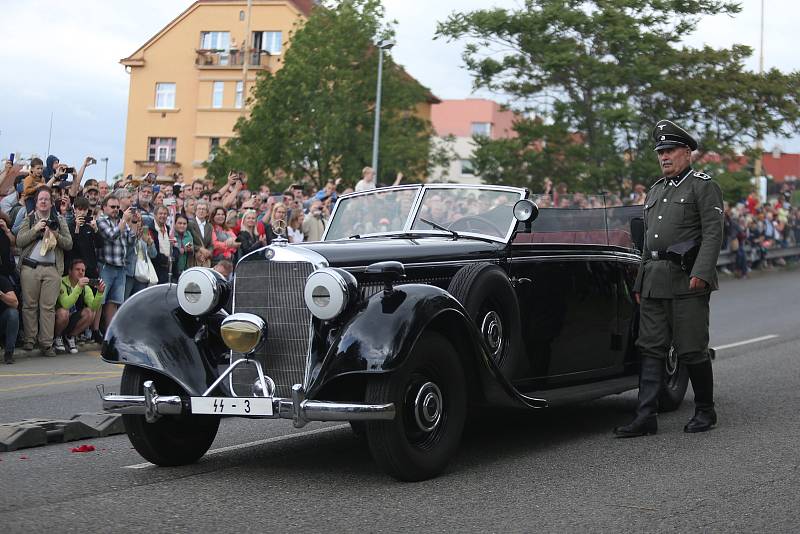 Rekonstrukce útoku na zastupujícího říšského protektora Reinharda Heydricha a pietní shromáždění k 80. výročí atentátu za účasti britské ministryně zahraničí Liz Trussové a slovenského ministra obrany Jaroslava Nadě.