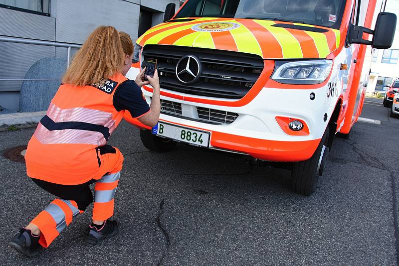 Stálá lékařská služba služba na Letišti Václava Havla Praha, kterou zajišťuje Asociace samaritánů ČR. Na snímku nově pořízený sanitní vůz.