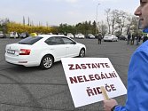 Taxikáři protestovali v Praze 8. dubna 2019 proti vládní novele zákona o silniční dopravě, která podle nich jde na ruku alternativním taxislužbám.