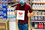 Rudé srdce se stalo symbolem pomoci vietnamské komunity v Česku boujícím proti šíření nakázy koronaviru..