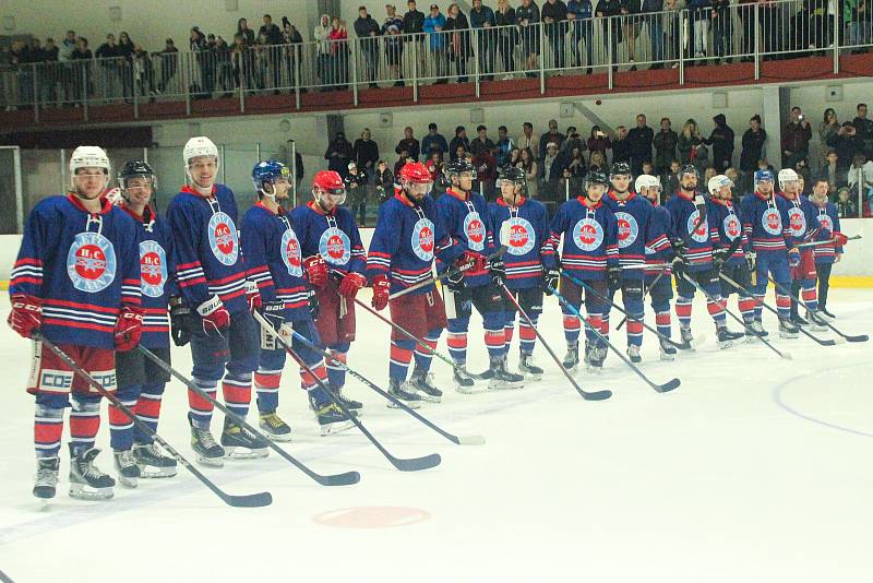 Exhibiční zápas ke dvaceti letům letňanského klubu si zahrály české hokejové hvězdy.