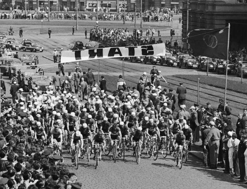 ZÁVOD MÍRU. Start cyklistického Závodu míru na Vítězném náměstí. Šlo o největší amatérský cyklistický závod po II. světové válce, který propojoval Prahu s Varšavou a později i Berlínem. Foto z května 1955.