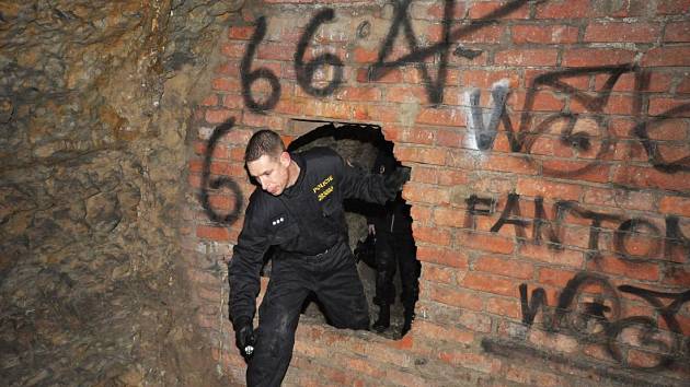 Policejní akce Wolfram se zaměřila na ubytovny i podzemní prostory bývalých ledáren v Braníku, Praha, 25.ledna 2013