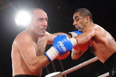 Araik Sachbajan (červené rukavice) vs. Zsolt Botos (modré rukavice). Galavečer boxu "kapsch professional boxing show" v pražském hotelu Pyramida.