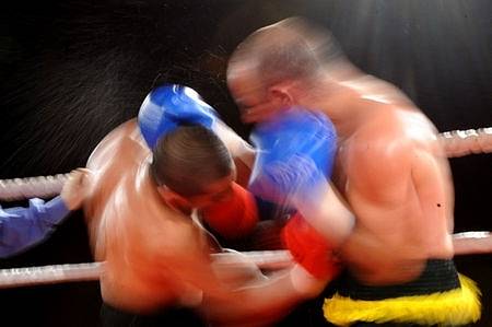 Araik Sachbajan (červené rukavice) vs. Zsolt Botos (modré rukavice). Galavečer boxu "kapsch professional boxing show" v pražském hotelu Pyramida.