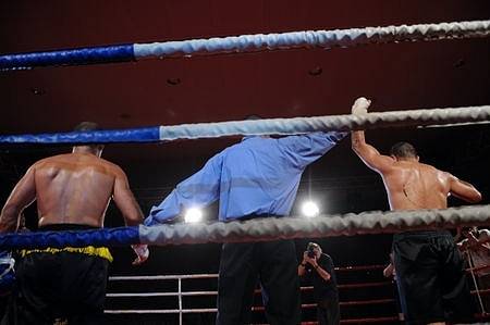 Araik Sachbajan (červené rukavice) vs. Zsolt Botos (modré rukavice). Galavečer boxu "kapsch professional boxing show" v pražském hotelu Pyramida.