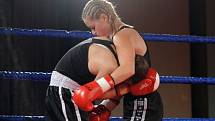 Marina Krasheninnikova (zapletené copánky, vlevo) vs. Ines Celik (jeden cop, vpravo). Galavečer boxu "kapsch professional boxing show" v pražském hotelu Pyramida.