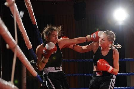 Marina Krasheninnikova (zapletené copánky, vlevo) vs. Ines Celik (jeden cop, vpravo). Galavečer boxu "kapsch professional boxing show" v pražském hotelu Pyramida.