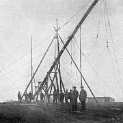 Vztyčování – Týmy techniků musely vztyčit několik 40 metrů vysokých anténních stožárů, aby se mohl rozhlas z Kbel rozléhat po celé republice.